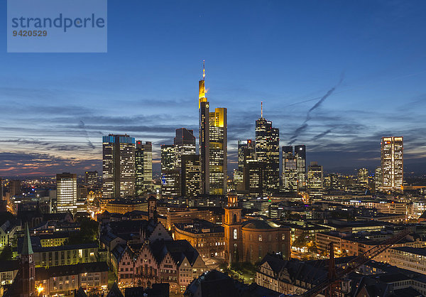 Blick auf die Stadt mit Skyline bei Dämmerung und erleuchteten Hochhäusern  Innenstadt  Frankfurt am Main  Hessen  Deutschland