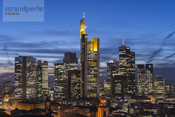 Blick auf die Stadt mit Skyline bei Dämmerung und erleuchteten Hochhäusern  Innenstadt  Frankfurt am Main  Hessen  Deutschland