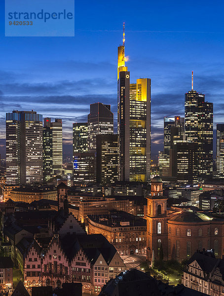 Blick auf die Stadt mit Skyline bei Dämmerung und erleuchteten Hochhäusern  Innenstadt  Frankfurt am Main  Hessen  Deutschland