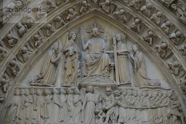 Detail des Hauptportals der Kathedrale Notre Dame  Paris  Frankreich