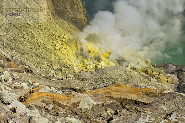 Schwelefträger klettern aus dem Vulkan Kawah Ijen  Ijen-Krater  Banyuwangi  Java Timur  Indonesien