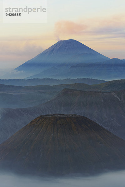 Sonnenaufgang über dem rauchenden Gunung Bromo Vulkan  Nationalpark Bromo-Tengger-Semeru  Java  Indonesien