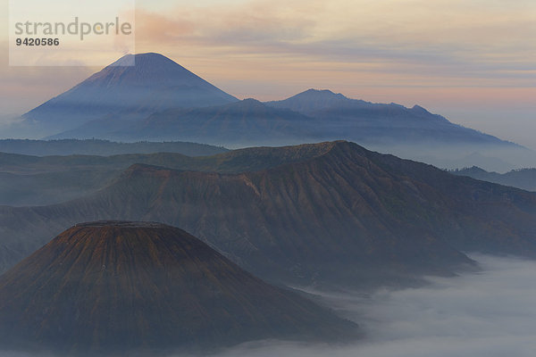 Sonnenaufgang über dem rauchenden Gunung Bromo Vulkan  Nationalpark Bromo-Tengger-Semeru  Java  Indonesien