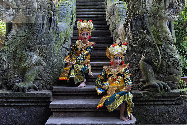Zwei balinesische Tänzerinnen  Affenwald  Ubud  Bali  Indonesien