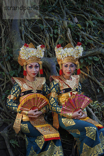 Zwei balinesische Tänzerinnen  Ubud  Bali  Indonesien