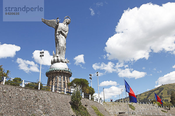 Quito Flaggen an der Statue Jungfrau Maria de Quito  El Panecillo Hügel  Quito  Provinz Pichincha  Ecuador