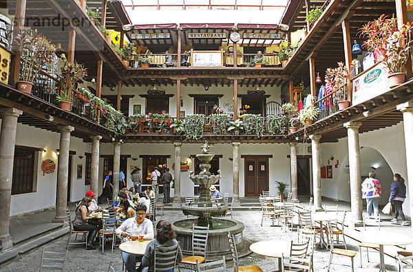 Innenhof mit Restaurant  Altstadt  Quito  Provinz Pichincha  Ecuador