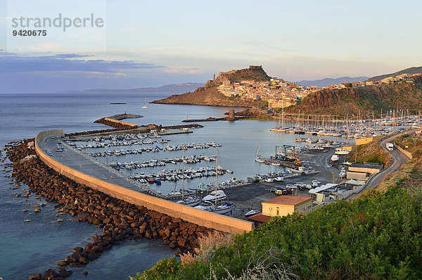 Abendstimmung über dem Hafen und der Stadt  Castelsardo  Provinz Sassari  Sardinien  Italien