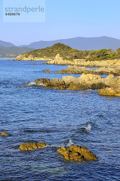 Felsige Küste am Capo Ferrato  Costa Rei  Provinz Cagliari  Sardinien  Italien