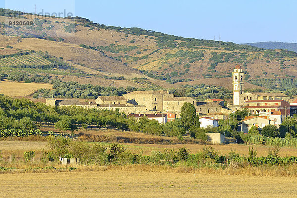 Ortsansicht mit Kirche San Pietro Apostolo  Tuili  Hochebene Giara di Gesturi  Provinz Medio Campidano  Sardinien  Italien  Europa