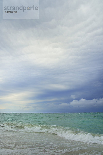 Sturmwolken über dem bewegten Meer  Mari Ermi  Sinis-Halbinsel  Provinz Oristano  Sardinien  Italien