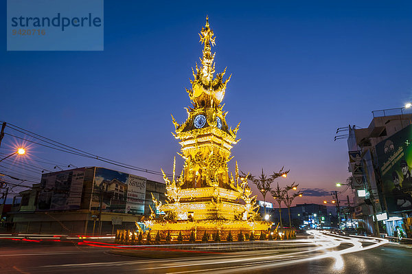 Uhrenturm in der Nacht  mit Lichtspuren von Fahrzeugen  Wiang Mueang  Chiang Rai  Chiang Rai Provinz  Nordthailand  Thailand