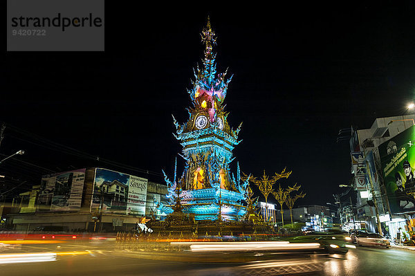 Farbig beleuchteter Uhrenturm in der Nacht  mit Lichtspuren von Fahrzeugen  Wiang Mueang  Chiang Rai  Chiang Rai Provinz  Nordthailand  Thailand