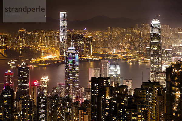 Ausblick über Hong Kong Skyline vom Victoria Peak bei Nacht  Central District  Hongkong  China