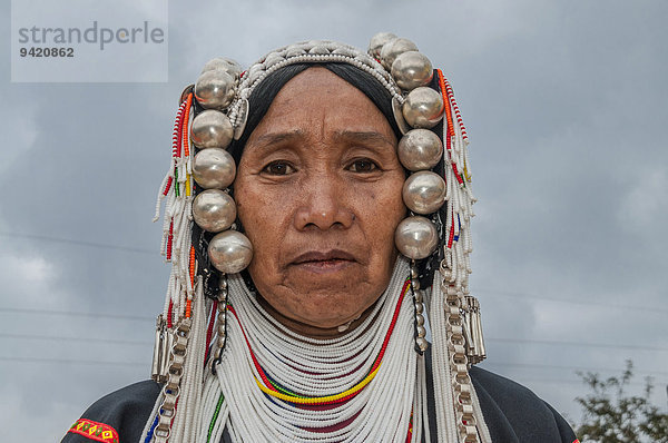 Traditionell gekleidete Frau aus Akha  Bergstamm oder Bergvolk  ethnische Minderheit  Portrait  Provinz Chiang Rai  Nordthailand  Thailand