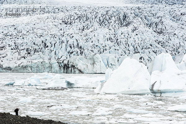 Eisscholle  Eisberge  Gletschersee  Mann fotografiert Gletscherlagune Breiðárlón und Vatnajökull Gletscher  Austurland  Ost-Island  Island