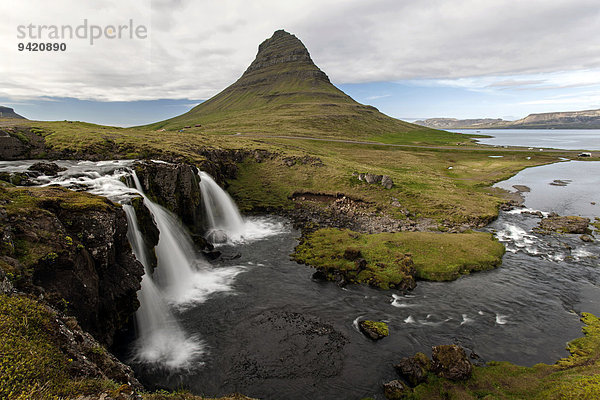 Wasserfall bei Grundarfjördur  Kirkjufell dahinter  Halbinsel Snäfellsnes  Island