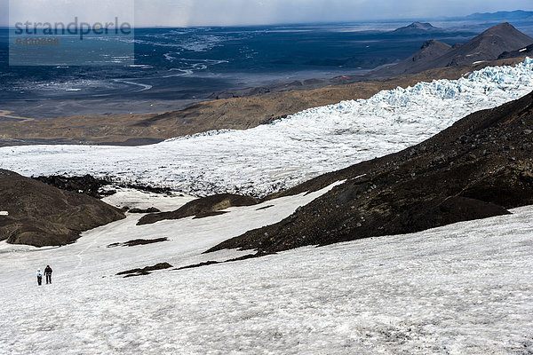 Eisformationen  Wanderung durch Schneefeld  schneebedeckte  vulkanische Bergkette Kverkfjöll  am nördlichen Rand des Gletschers Vatnajökull  Hochland  Island