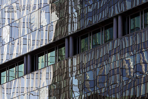 Glasfassade mit Spiegelungen  Bankenviertel  Westend  Frankfurt am Main  Hessen  Deutschland