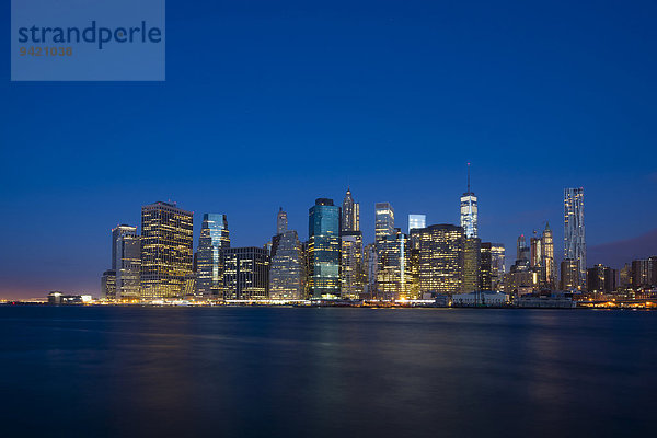 Skyline bei Nacht  Downtown  Manhattan  New York  USA