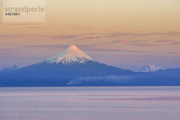 Vulkan Osorno im Abendlicht  Frutillar  Región de los Lagos  Chile