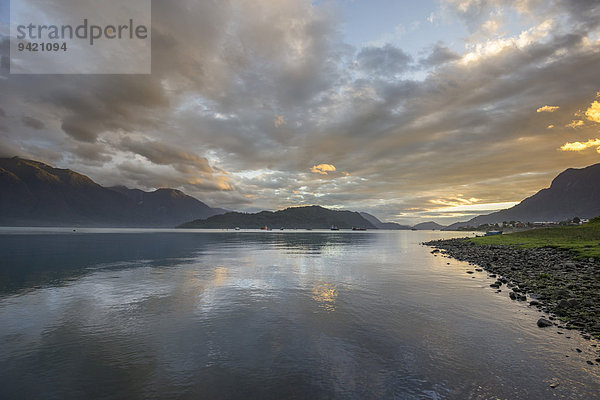 Abendstimmung am Meer  Hornopirén  Región de los Lagos  Chile