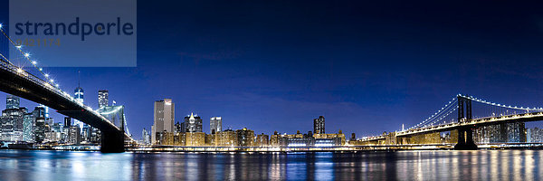 Brooklyn Bridge und Manhattan Bridge  Ausblick vom Main Street Park über den East River auf die Skyline von Manhattan  Downtown Brooklyn  Brooklyn  New York