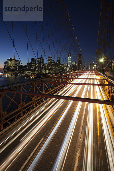 Verkehr  Rush Hour  Brooklyn Bridge  Skyline von Manhattan  Downtown Brooklyn  Brooklyn  New York