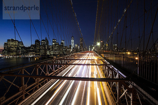 Verkehr  Rush Hour  Brooklyn Bridge  Skyline von Manhattan  Downtown Brooklyn  Brooklyn  New York