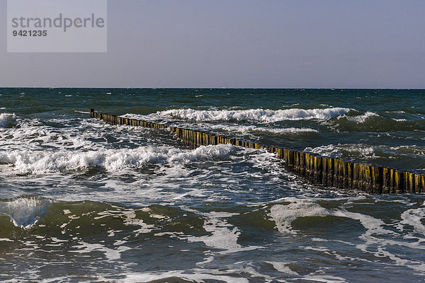 Buhnen bei mittlerem Wellengang am Strand von Ahrenshoop  Fischland  Mecklenburg-Vorpommern  Deutschland