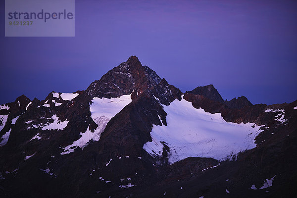Das Wilde Leck und der Kuhscheibenferner Gletscher vor der Morgendämmerung  bei Gries  Tirol  Österreich