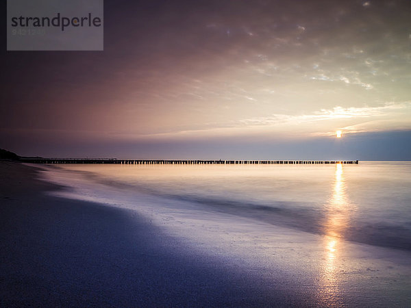 Sonnenuntergang am Strand von Ahrenshoop  Fischland  Mecklenburg-Vorpommern  Deutschland