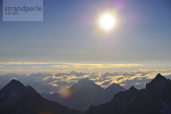 Ausblick auf die österreichischen Alpen vom Schrankogel über die Ruderhofspitze  die Östliche Seespitze und den Habicht bis zum Großglockner  hinten  bei Gries  Tirol  Österreich
