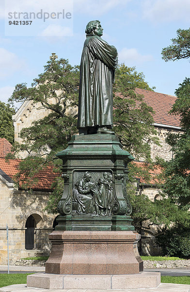 Lutherdenkmal  Westseite  Relief Luther als Knabe  Bronze  1895  Bildhauer Adolf von Donndorf  sanierter Zustand 2014  Eisenach  Thüringen  Deutschland