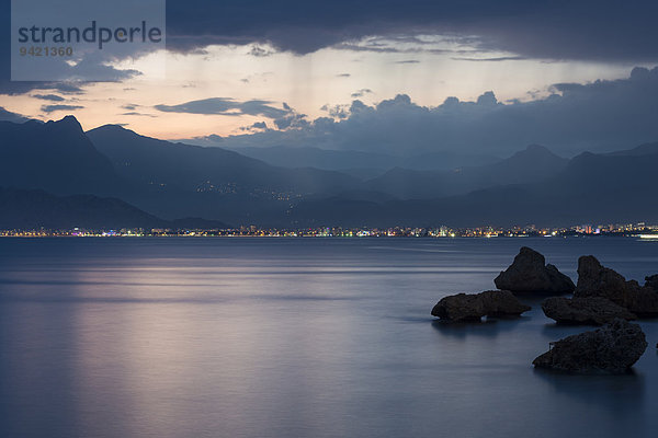 Abendstimmung am Meer  hinten Taurusgebirge  Golf von Antalya  Türkische Riviera  Türkei