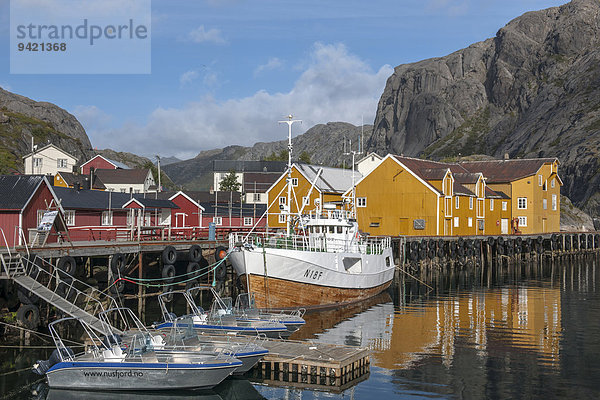 Häuser und Hafen der Ortschaft Nusfjord auf der Insel Flakstadøya  Lofoten  Nordland  Norwegen