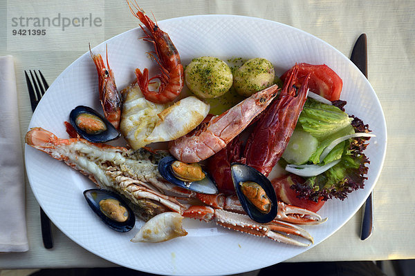 Landestypischer Fischteller mit Garnelen  Muscheln  Weißfisch  Tintenfisch  Salzkartoffeln  Lanzarote  Kanarische Inseln  Spanien
