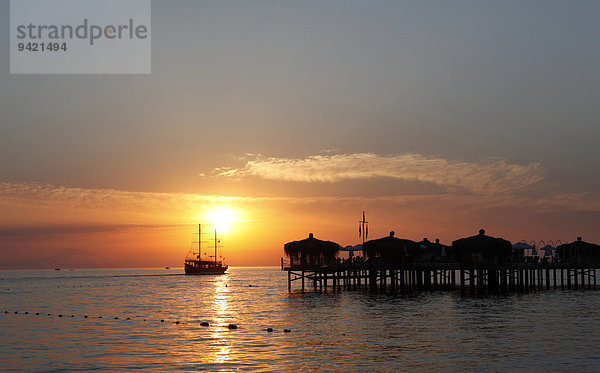 Ausflugsschiff  Segelschiff am Pier bei Sonnenuntergang  Manavgat  Antalya  Türkei