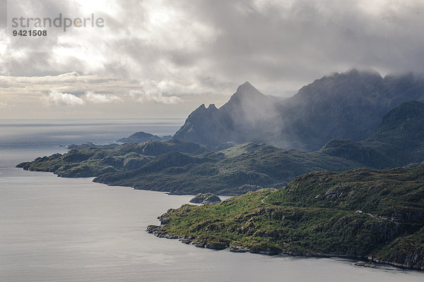 Landschaft der Insel Austvågøy  Ausblick vom Berg Keiservarden auf den Raftsundfjord  Lofoten  Nordland  Norwegen