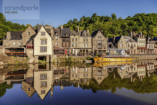 Malerischer  mittelalterlicher Hafen  Wasserspiegelung in der Rance  Rance-Mündung  Dinan  Bretagne  Frankreich