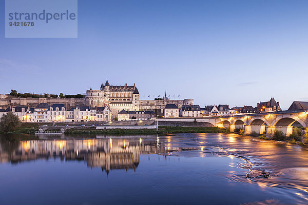 Die Stadtmauern und Schloss Amboise reflektiert in der Loire am Abend  Amboise  Centre  Frankreich