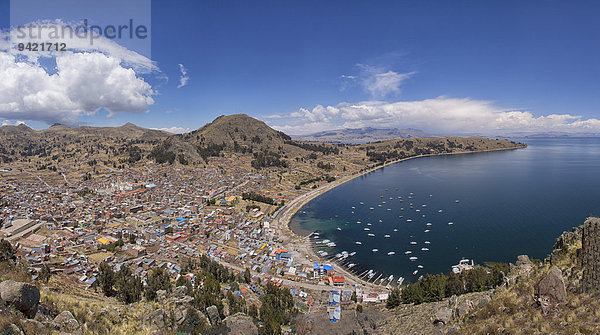 Die Stadt Copacabana mit Bucht  Titicacasee  Laz Paz  Bolivien