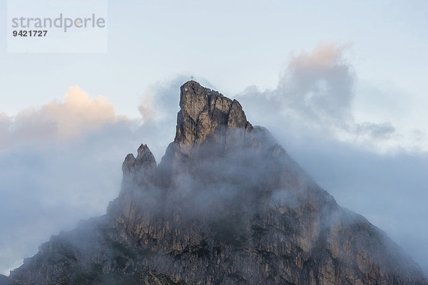 Sass de Stria  Hexenstein oder Hexenfels in den Wolken bei Sonnenaufgang  Falzarego-Pass  Dolomiten  Venetien  Italien