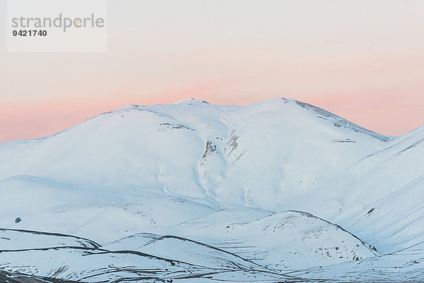 Sonnenuntergang im Winter  Nationalpark Monti Sibillini  Castelluccio di Norcia  Umbrien  Italien