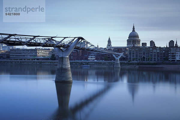 Millenium Bridge  Themse und St Paul's Cathedral  London  England  Großbritannien