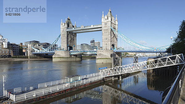 Ausblick vom St. Katherine Pier über Tower Bridge zur City Hall  London  England  Großbritannien