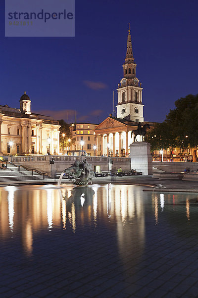 Brunnen mit Reiterstandbild Georgs IV  dahinter National Gallery und Kirche St Martin-in-the-Fields  Trafalgar Square  London  England  Großbritannien