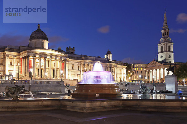Brunnen vor der National Gallery und Kirche St Martin-in-the-Fields  Trafalgar Square  London  England  Großbritannien