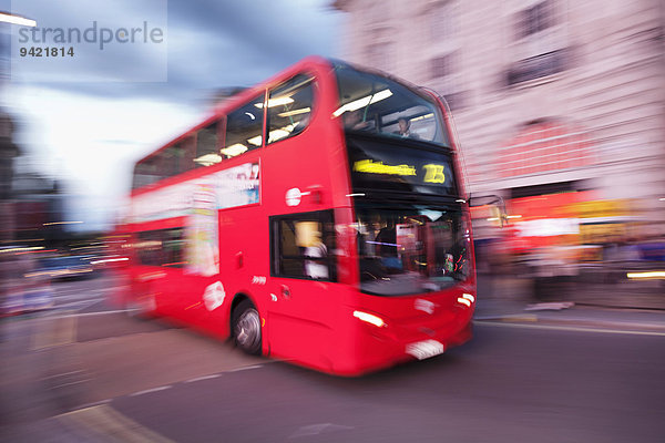 Roter Doppeldeckerbus  Bewegungsunschärfe  Piccadilly Circus  London  England  Großbritannien