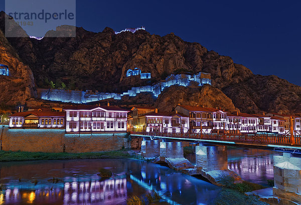 Osmanische Häuser am Fluss Ye?il?rmak und Burgberg in nächtlicher Beleuchtung  Amasya  Schwarzmeerregion  Türkei